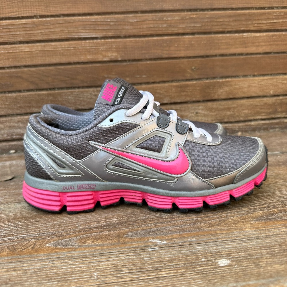 Nike Dual Fusion ST women’s sneakers